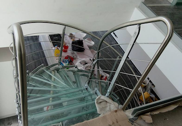 Sleek Spiral Glass Staircase Railing